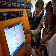 Lector de código de barras incrustado en la máquina expendedora de autoservicio en metro