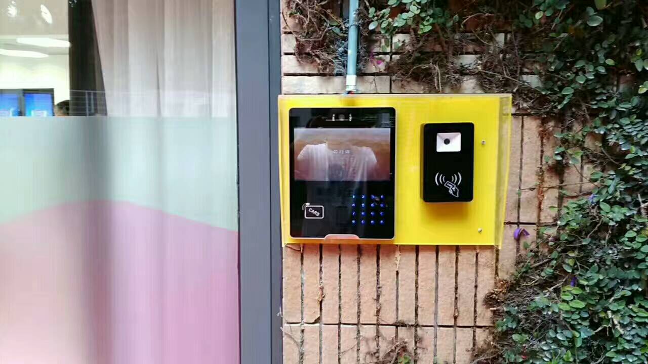 El Escáner de Código QR de Montaje Fijo Está Incrustado en un Dispositivo de Control de Acceso Para la Puerta